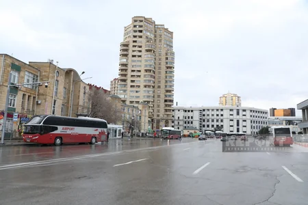 Avtomobilsiz 28 May metrostansiyası və dəmiryolu vağzalının qarşısı - FOTOREPORTAJ