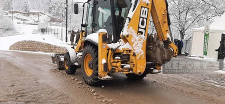 Şuşaya qar yağır, yollar təmizlənir 