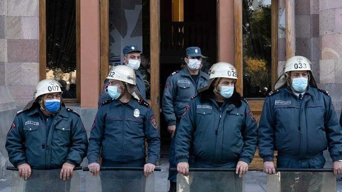 Полиция Еревана оцепила здание парламента в ожидании возобновления митинга
