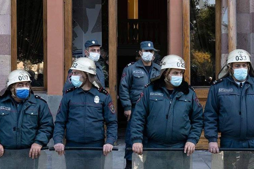 Полиция Еревана оцепила здание парламента в ожидании возобновления митинга