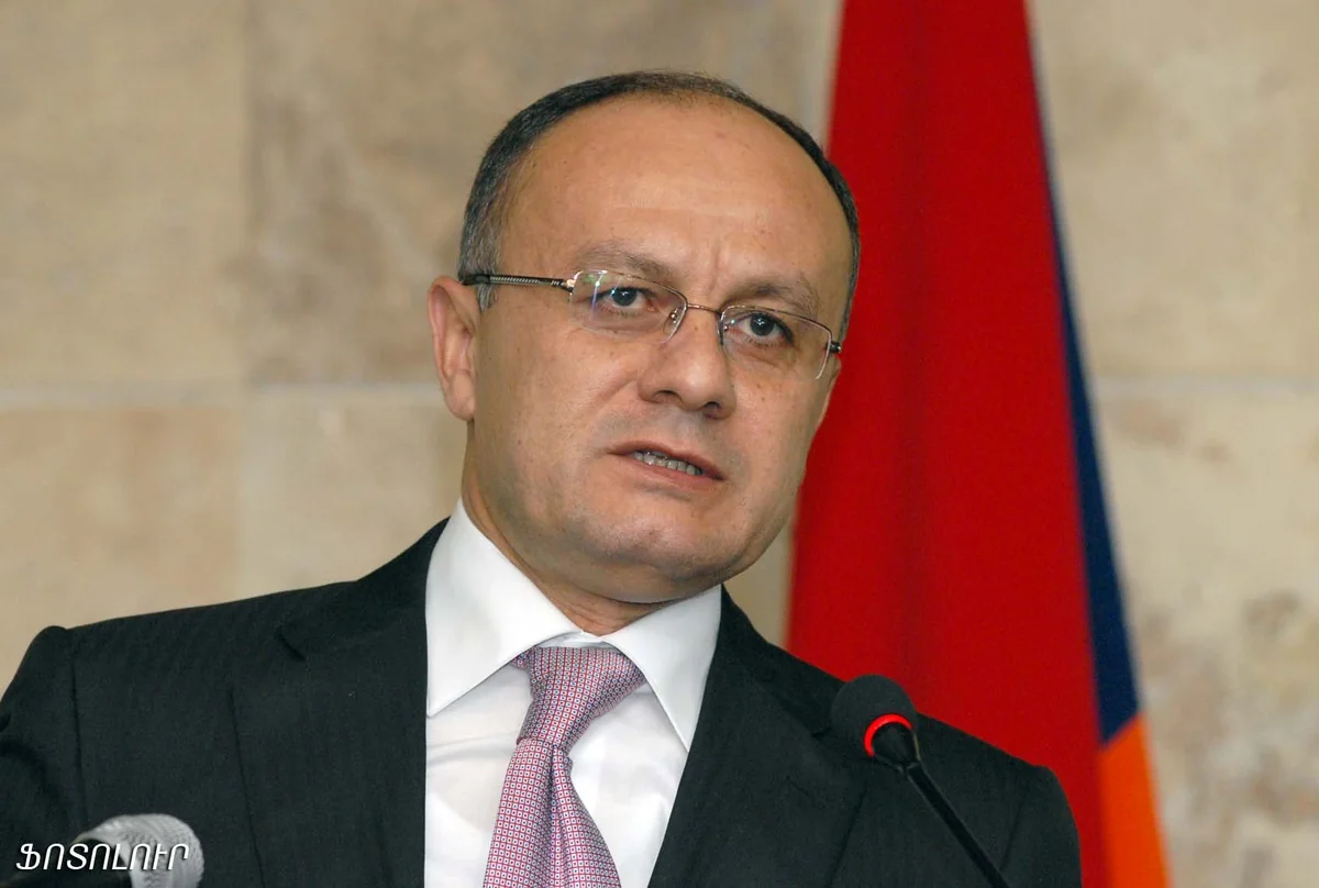 KİV: Ermənistanın keçmiş müdafiə naziri Rusiyaya qaçıb