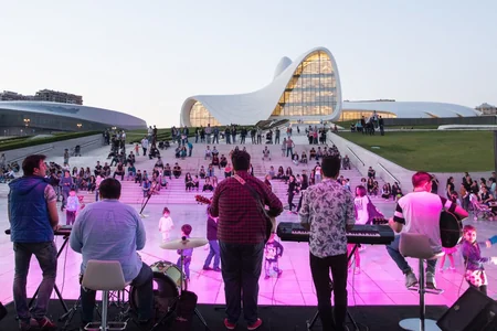 Heydər Əliyev Mərkəzinin parkında konsert təşkil olunub