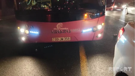 Bakıda sərnişin avtobusu minik avtomobili ilə toqquşub - FOTO