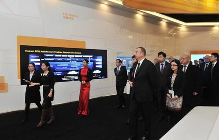 Prezident İlham Əliyev “Huawei” şirkətinin Pekindəki Sərgi Mərkəzində olub