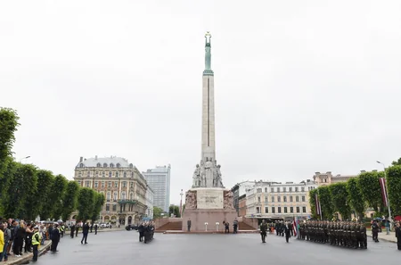 Prezident İlham Əliyev Riqada “Azadlıq” abidəsini ziyarət edib