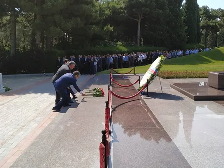 Gənclər və İdman Nazirliyinin əməkdaşları Fəxri Xiyabanı ziyarət edib