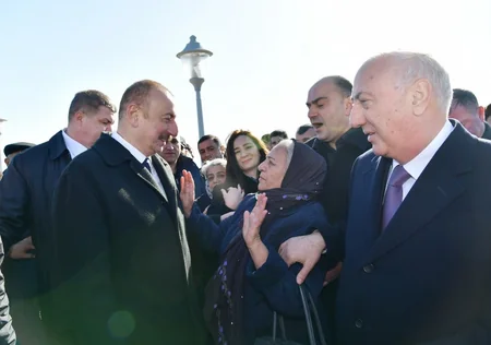 Prezident Sumqayıtın dənizkənarı bulvarında şəhərin sakinləri ilə görüşüb