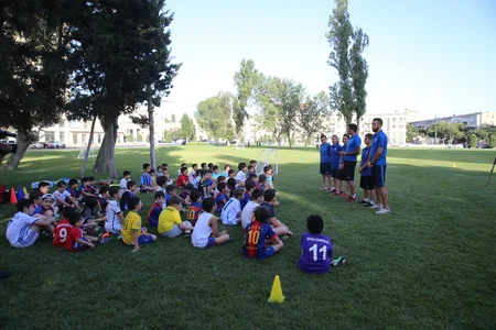 Heydər Əliyev Mərkəzinin parkında uşaqlar arasında futbol turniri olub