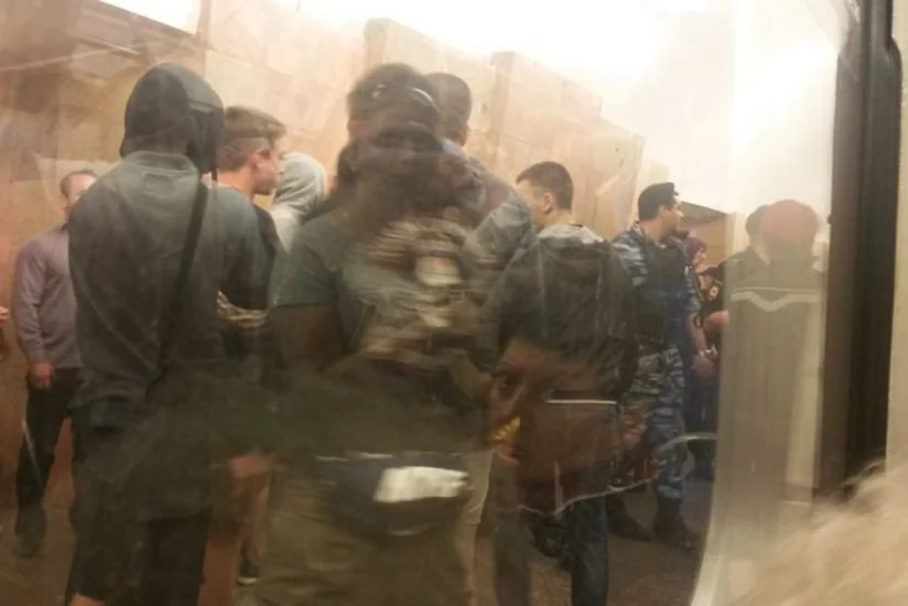​Болельщики Спартака и ЦСКА устроили драку в метро
