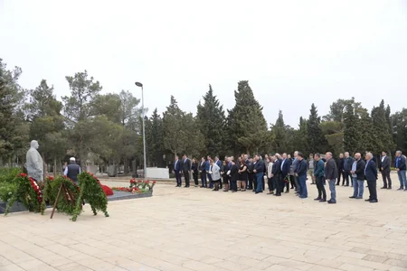 Gənclər və idman nazirliyinin rəhbərliyi Azad Rəhimovun məzarını ziyarət edib