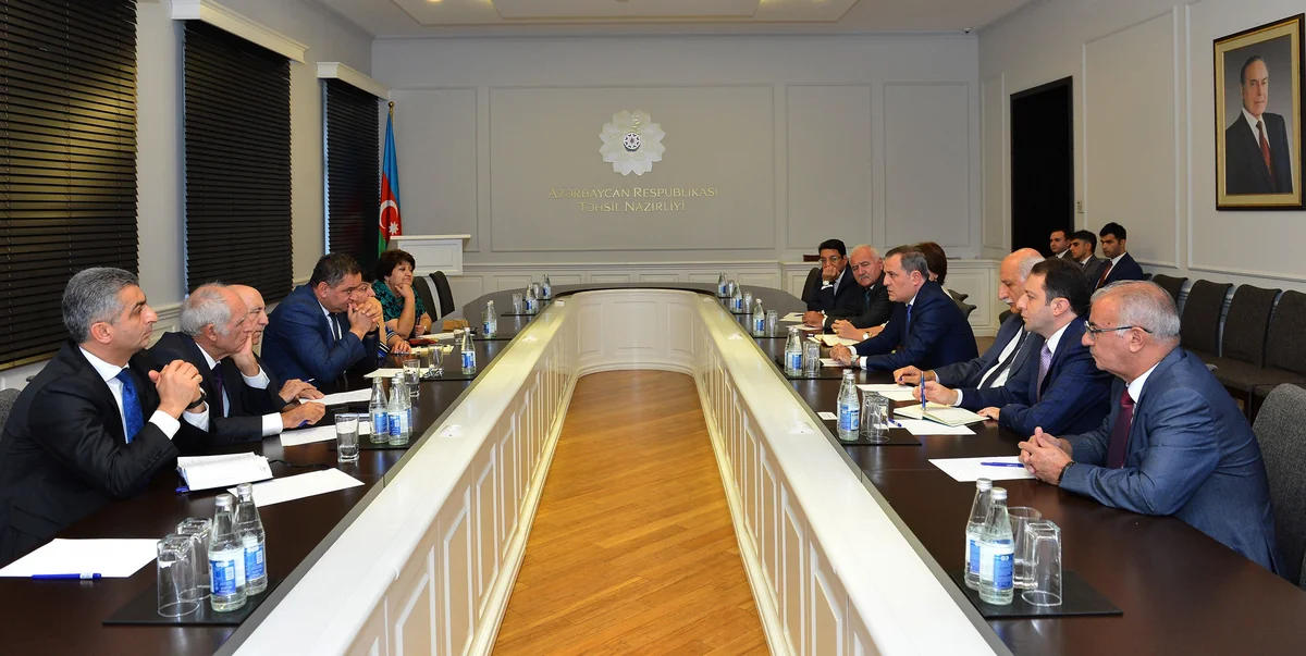 Təhsil naziri İctimai Şura üzvlərinə üzvlük vəsiqələrini təqdim edib
