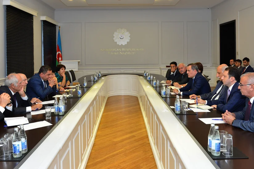 Təhsil naziri İctimai Şura üzvlərinə üzvlük vəsiqələrini təqdim edib
