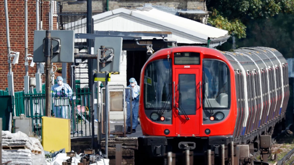 London metrosunda terror aktı törətməkdə şübhəli bilinən gənc saxlanılıb