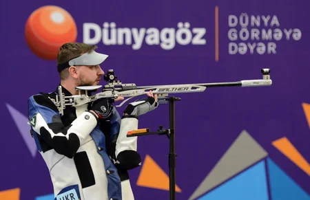 Bakıda məğlub tailandlı qızlar qalib ukraynalıların bayrağı rəngində bant taxıblar