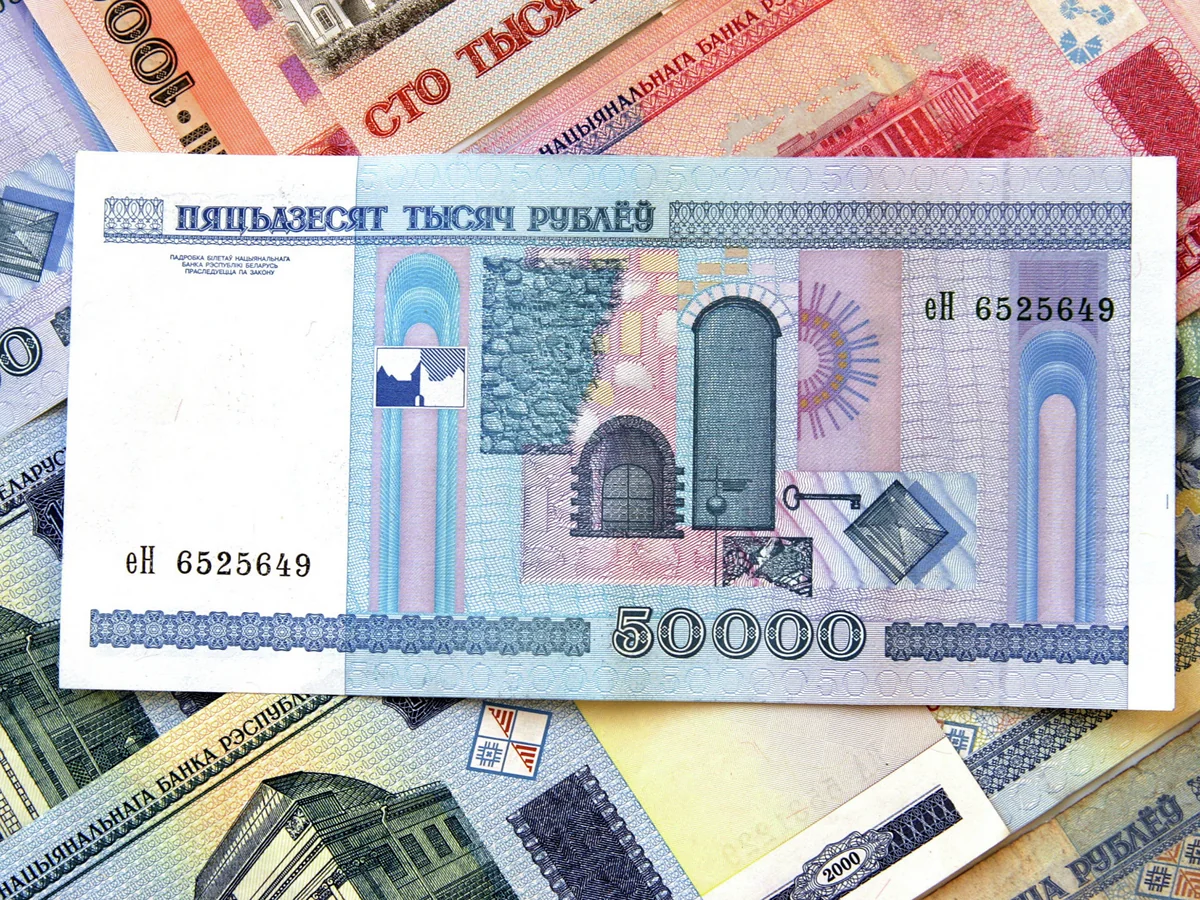 Курс белорусского рубля рухнул к доллару и евро