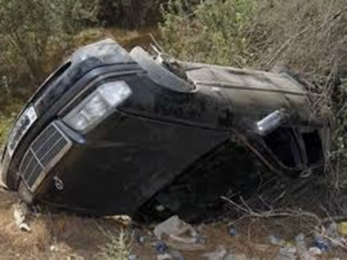 Qubada Mercedes dərəyə yuvarlanıb: 2 ölü