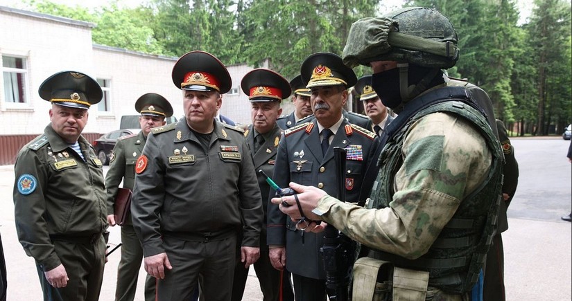 Azerbaijan's minister visits defense enterprise in Belarus