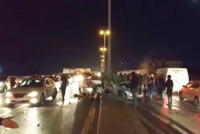 Bakıda Mercedes işıq dirəyinə çırpılıb, sürücü ağır yaralanıb - FOTO - VİDEO