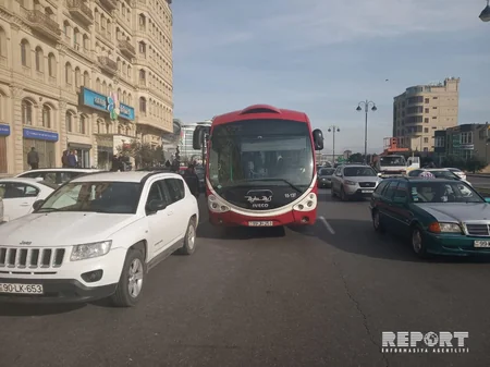 Bakıda sərnişin avtobusu qəza törədib  - FOTO