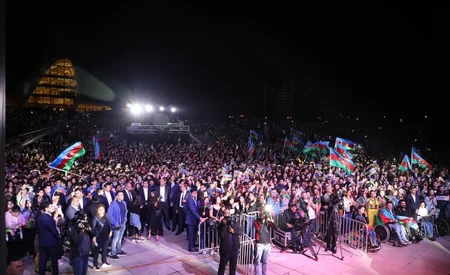Heydər Əliyev Mərkəzinin parkında Müstəqillik Günü münasibətilə konsert olub