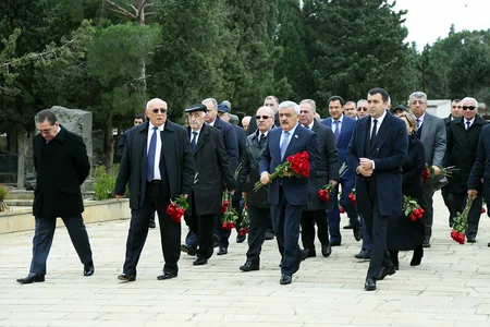 SOCAR rəhbərliyi Natiq Əliyevin məzarını ziyarət edib