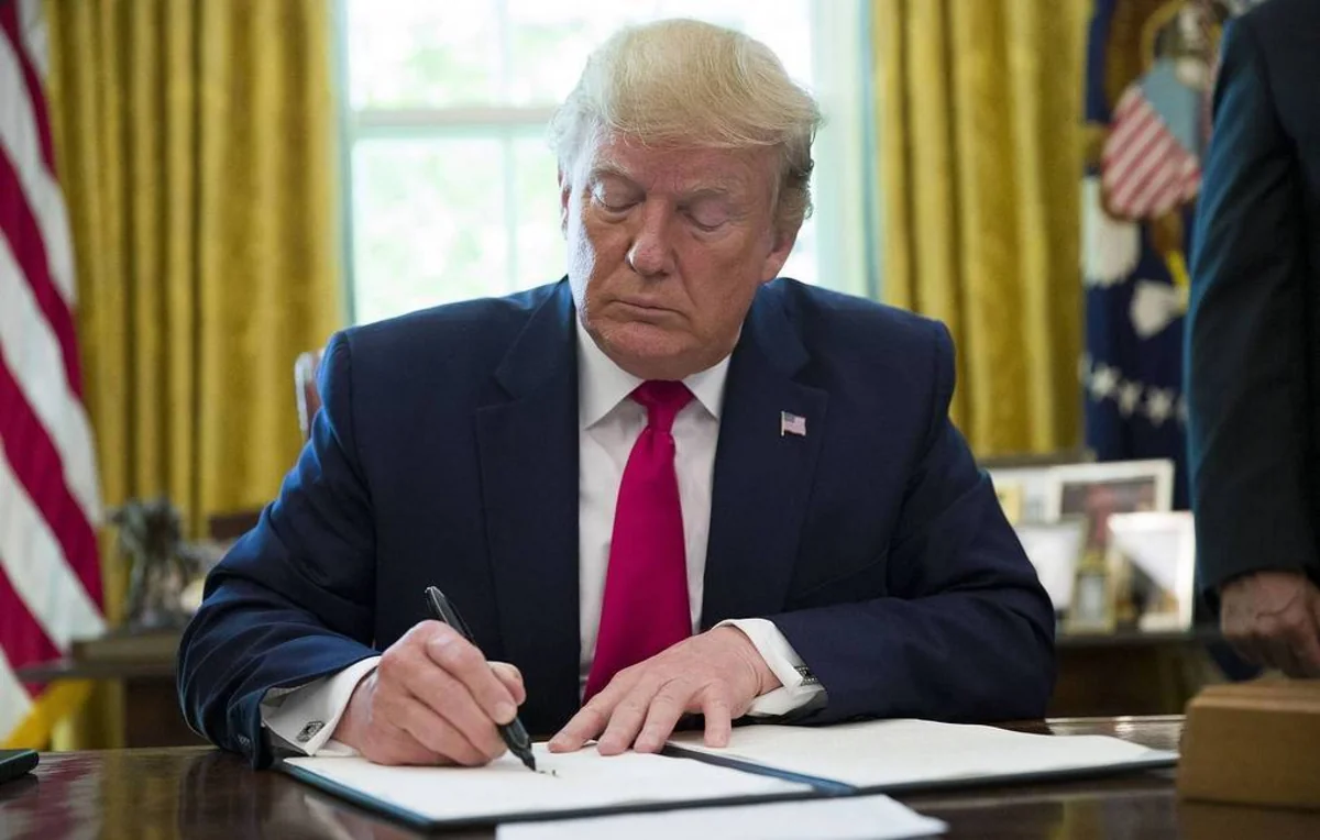 Трамп подписал законопроект о выделении 8,3 млрд долларов на борьбу с коронавирусом