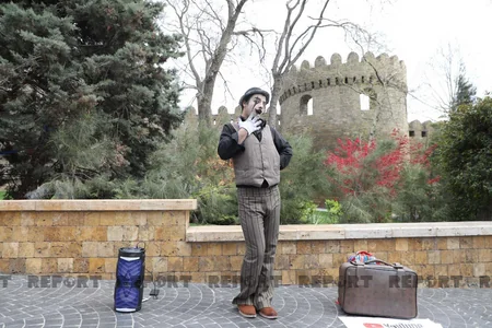 İyirmi altı ölkədə danışmadan sözünü deyən aktyor Bakıdadır  - VİDEO