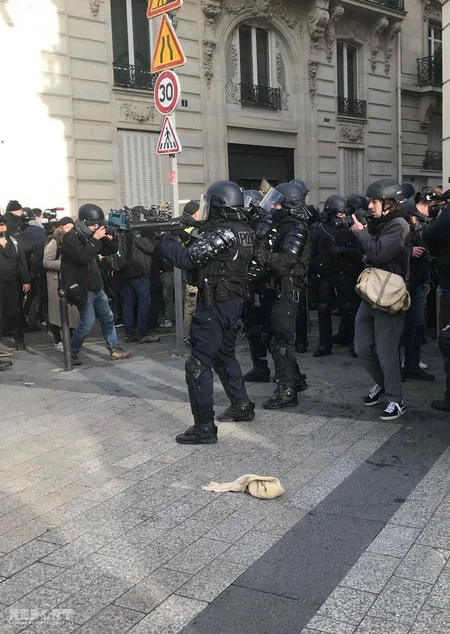 Fransada etirazçılar Makronun istefasını tələb etməyə başlayıblar - FOTO