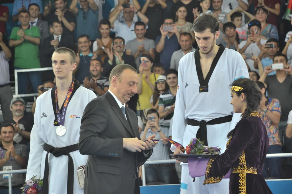 ​Prezident Bakı-2015də qalib gələn Radik İsayevə qızıl medalı təqdim edib