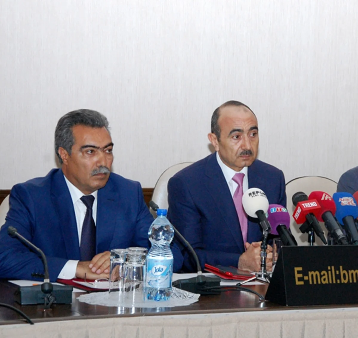 Vəkil Əli Həsənovun və qohumlarının məhkəməyə çağırılmasını tələb edib