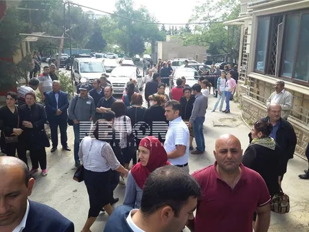 Binəqədinin polis rəisi: Yanan binanın sakinlərinin bütün problemləri yaxın günlərdə həll olunacaq - FOTO