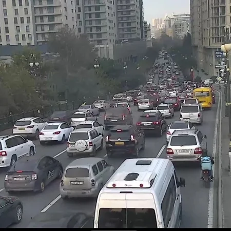Bakının bu küçə və prospektlərində nəqliyyatın sıxlığı müşahidə olunur