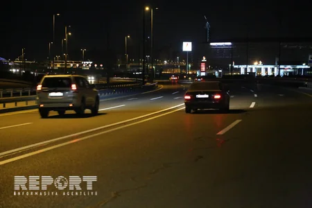 Bakıda minik avtomobili beton səkiyə çırpılıb - FOTO - VİDEO
