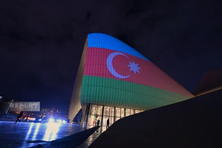 Heydər Əliyev Mərkəzi Türkiyə bayrağı ilə işıqlandırılıb