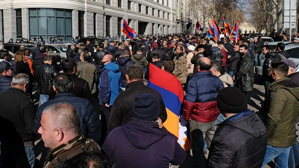 Около десяти тысяч человек участвуют в митинге оппозиции в Ереване
