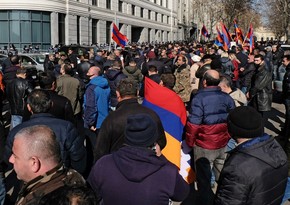 Около десяти тысяч человек участвуют в митинге оппозиции в Ереване
