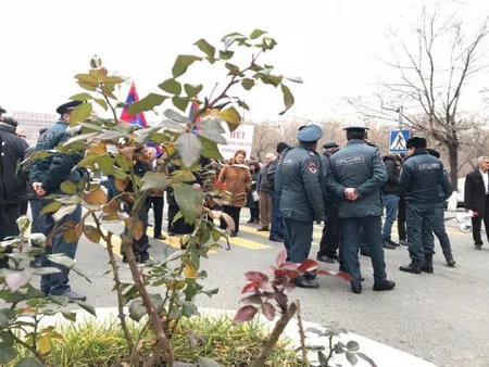 Bir gündə Rusiyanın Ermənistandakı səfirliyinin qarşısında iki aksiya keçirilib
