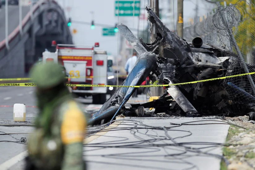В Мексике вертолет упал на шоссе, пилот погиб