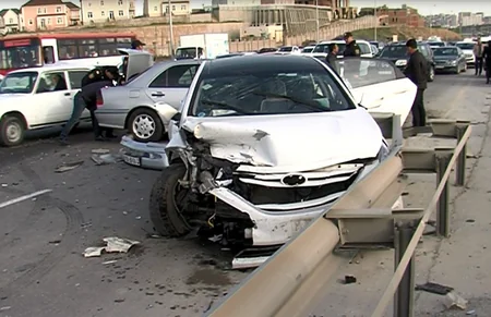 ​Bakıda qəza zamanı sürücü faciəvi şəkildə ölüb - FOTO