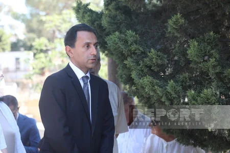 Mədəniyyət nümayəndələri Xalq artisti Şahmar Ələkbərovu məzarı önündə yad ediblər