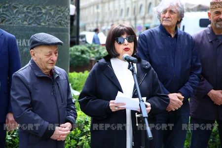 Bakıda heykəllər yuyulur