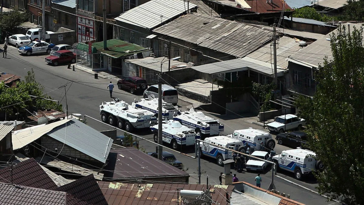 ​İrəvanda silahlı dəstə polis avtobusunu yandırıb
