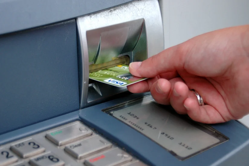 Azərbaycan paytaxtında bankomatların sayı azalır, regionlarda artır