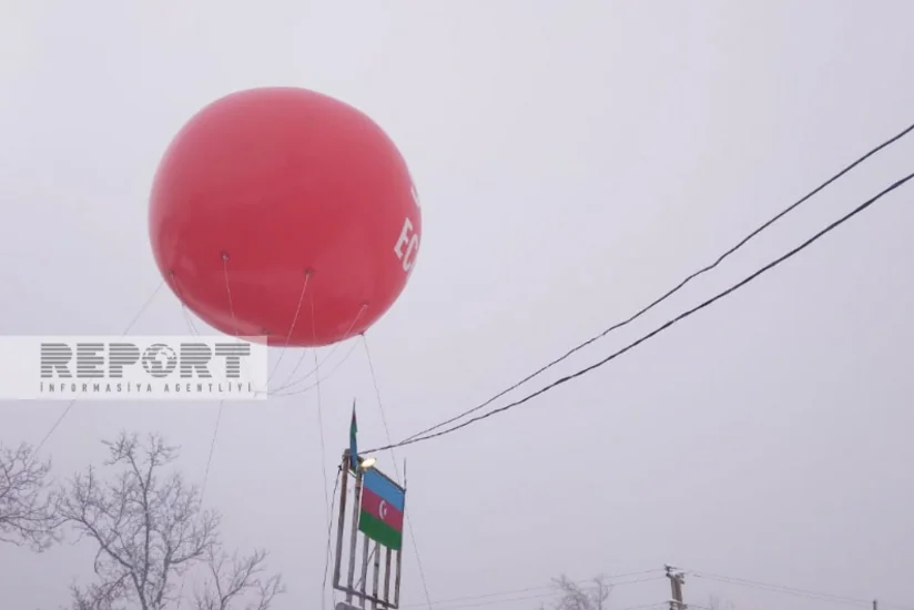 Активисты на дороге Ханкенди-Лачын развесили воздушный шар с призывом защитить природу