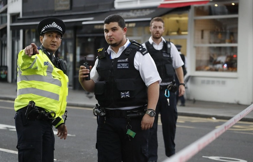 Silahlı şəxs Londondakı ticarət mərkəzində adamları girov götürüb