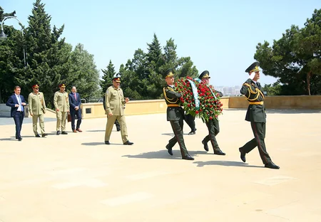 Azerbaijani Defense Minister meets with Chief of Pakistani Army Staff 