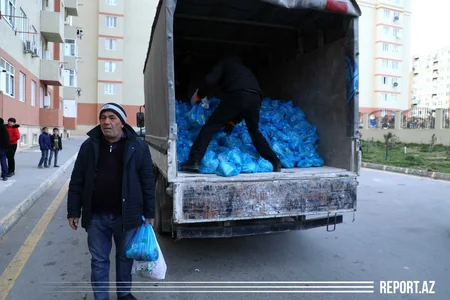 Məcburi köçkün ailələrə bayram sovqatı paylanıb