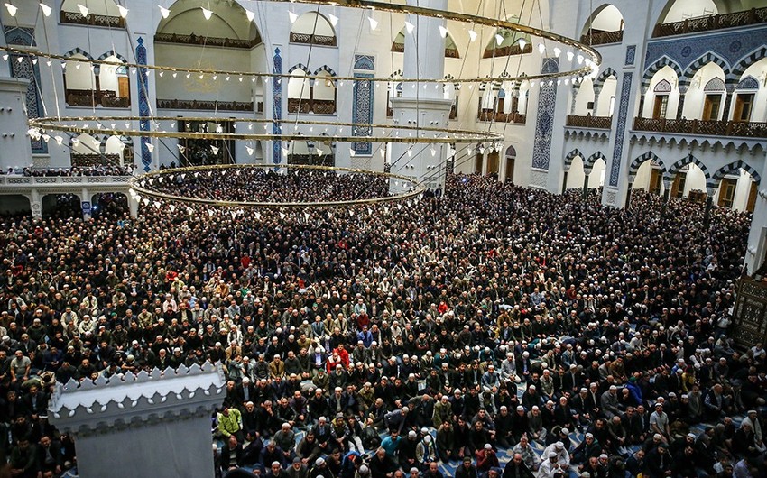 Türkiyədə məscidlərdə namaz qılınması qadağan olundu