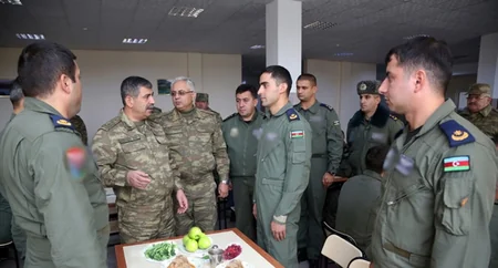 Müdafiə naziri hərbi aviabazalardan birində olub - FOTO
