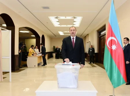​Azərbaycan Prezidenti İlham Əliyev 6 saylı seçki məntəqəsində səs verib